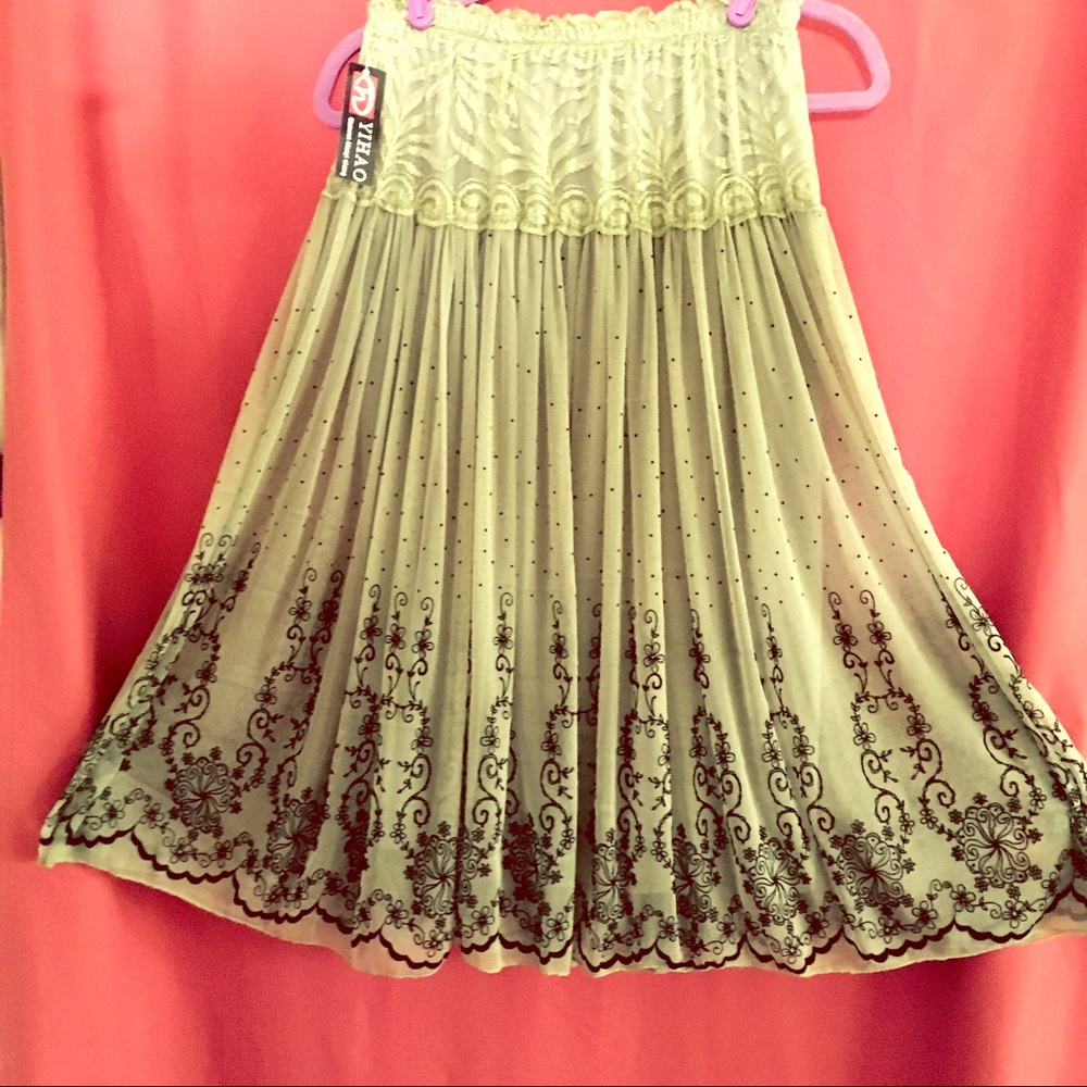 Embroidered skirt